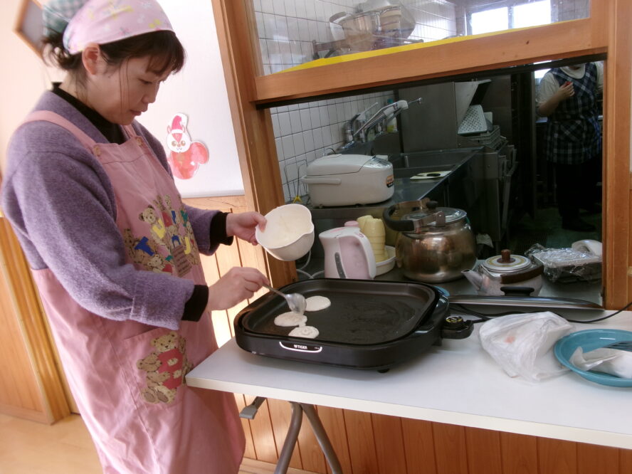 にじのこさろん　ホットケーキづくり